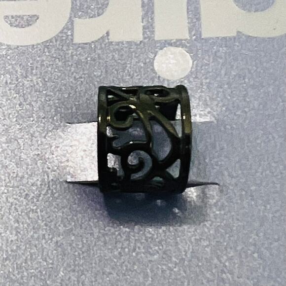 New Claire’s Scroll Ear Cuff in Gunmetal - Picture 2 of 3
